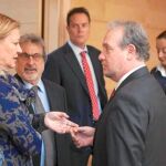 Pilar del Olmo dialoga con José Francisco Martín y José María González, antes de comenzar su intervención