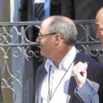 El presidente del PNV, Iñigo Urkullu, saluda al Martin Garitano y Juan Carlos Izaguirre, momentos antes de iniciarse la «conferencia de paz» del pasado lunes