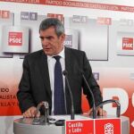 Los líderes socialistas Julio Villarrubia y Julio López, atienden a los medios de comunicación, ayer, en la sede regional del partido, en Valladolid