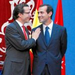 Javier Fernández-Lasquetty (izqda) conversa con Salvador Victoria en su toma de posesión como consejeros de Sanidad y Asuntos Sociales, tras las elecciones de 2011