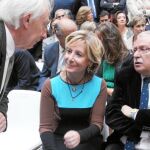 Aguirre, que sigue presidiendo el PP de Madrid, acudió ayer a la toma de posesión de Ignacio González. En la imagen con Leguina y Boadella