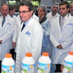 Artur Mas, ayer durante la visita a una fabrica de leche