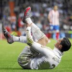 Cristiano Ronaldo se agarra el tobillo izquierdo tras la entrada de Perea