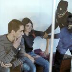 La etarra Idoia Mendizábal fue levantada por dos agentes del Cuerpo Nacional de Policía al negarse a hacerlo cuando se lo ordenó el presidente de la sala de la Audiencia Nacional, que la juzgaba por enviar un paquete bomba