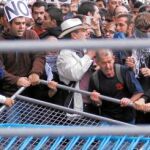 Algunos de los que participaron en las protestas intentaron derribar las vallas que protegían el Congreso