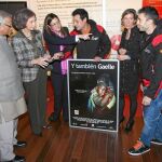 La Reina y el profesor Yunus con bomberos que rescataron a personas en el terremoto de Haití