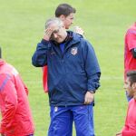 gregorio manzano, en un entrenamiento del conjunto rojiblanco. El técnico, junto a Gabi, Assunçao y Salvio, en Majadahonda