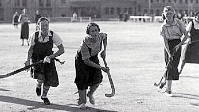 Grupo de jóvenes jugando al hockey
