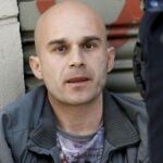 Un hombre de unos 30 años, con la ropa y las manos ensangrentadas, es retenido por los Mossos d'Esquadra tras apuñalar a una joven