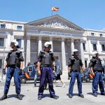 Los activistas aseguran que, con esa táctica, los policías tendrían que recoger los formularios y entregarlos sellados en el Registro