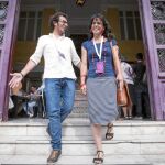 La secretaria general de Podemos en Andalucía, Teresa Rodríguez, acudió a votar con su novio José María González, el candidato de Podemos a la alcaldía