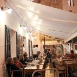 Después de una larga jornada en la playa, lo suyo es hacerse con una mesa en la terraza