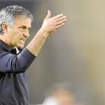 José Mourinho da órdenes desde el banquillo, pero sirven de muy poco; el equipo está, aparentemente, pasado de revoluciones
