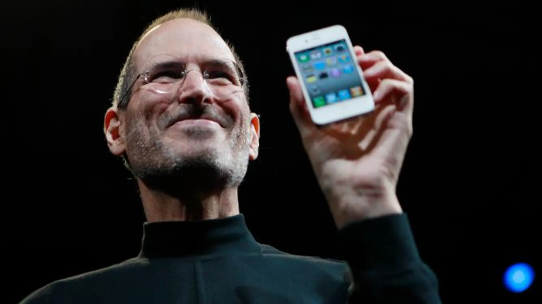 Steve Jobs, en una imagen de 2010, con un Iphone