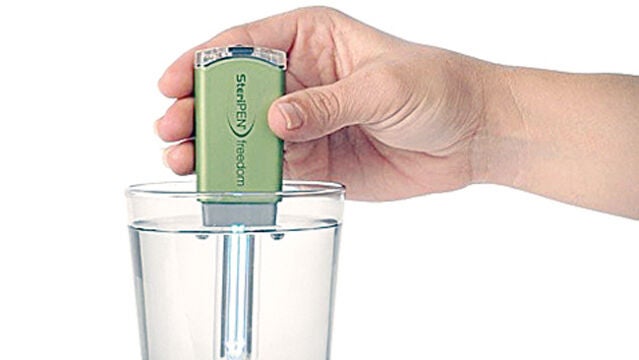 Un purificador de agua que hace de linterna