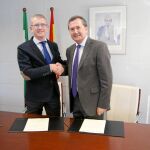 Eugenio Calabuig y Gonzalo Rodríguez, ayer tras la firma del convenio en Huelva