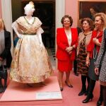 La indumentaria fallera mira al futuro pero homenajea a su pasado