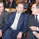 El ministro de Educación en funciones, Angel Gabilondo (d) charla con Constantino Sotoca y Rafael González Tovar (i)