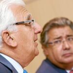 Zoido se entrevistó ayer con Santiago Herrero, presidente de los empresarios andaluces; ambos ven un error paralizar las obras del metro