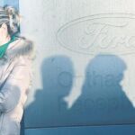 Una mujer llora por su trabajo