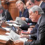 Trias con rostro preocupado en el pleno donde tuvo que retirar las ordenanzas fiscales por falta de apoyos