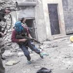 Los rebeldes se cubren del fuego enemigo en uno de los principales barrios de Alepo
