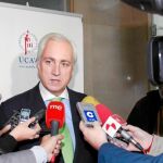 El presidente del Tribunal Superior de Justicia, José Luis Concepción, atiende a los medios momentos antes de abrir el curso académico de la UCAV