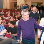 Julio Villarrubia, en la imagen junto al también socialista Fernando Pablos, antes de participar en la Escuela de Otoño que las Juventudes Socialistas en Castilla y León celebraron ayer en Salamanca