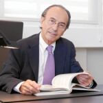 Miembro de la conocida saga de médicos catalanes, el profesor Santiago Dexeus dirige el Centro Ginecológico Santiago Dexeus en la Clínica Tres Torres de Barcelona.