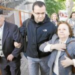 Rafael Bretón, escoltado por sus padres, a la entrada de los juzgados de Córdoba