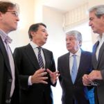 En su primer acto como presidente de la Comunidad, Ignacio González quiso reunirse con los agentes sociales: Arturo Fernández, de CEIM, y José Ricardo Martínez y Javier López, de UGT y CC OO, respectivamente.
