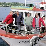 Cinco habitantes de la isla de Ons, antes de desembarcar en el puerto de Bueu para votar