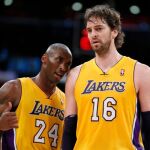 Pau Gasol, junto a Kobe Bryant, en un partido con los Lakers