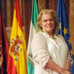 Asunción Fley tiene la difícil tarea de aplicar recortes; según el Ayuntamiento, ella misma renunció al 30% de lo que venía ganando como funcionaria al llegar al cargo