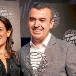 Lorenzo Silva, ganador, y Mara Torres, finalista, posan juntos en Barcelona después de que él recibiera el galardón
