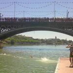 El Puente de Triana, engalanado para la Velá