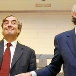 El presidente de CEOE, Juan Rosell (izq.) junto a Lacasa