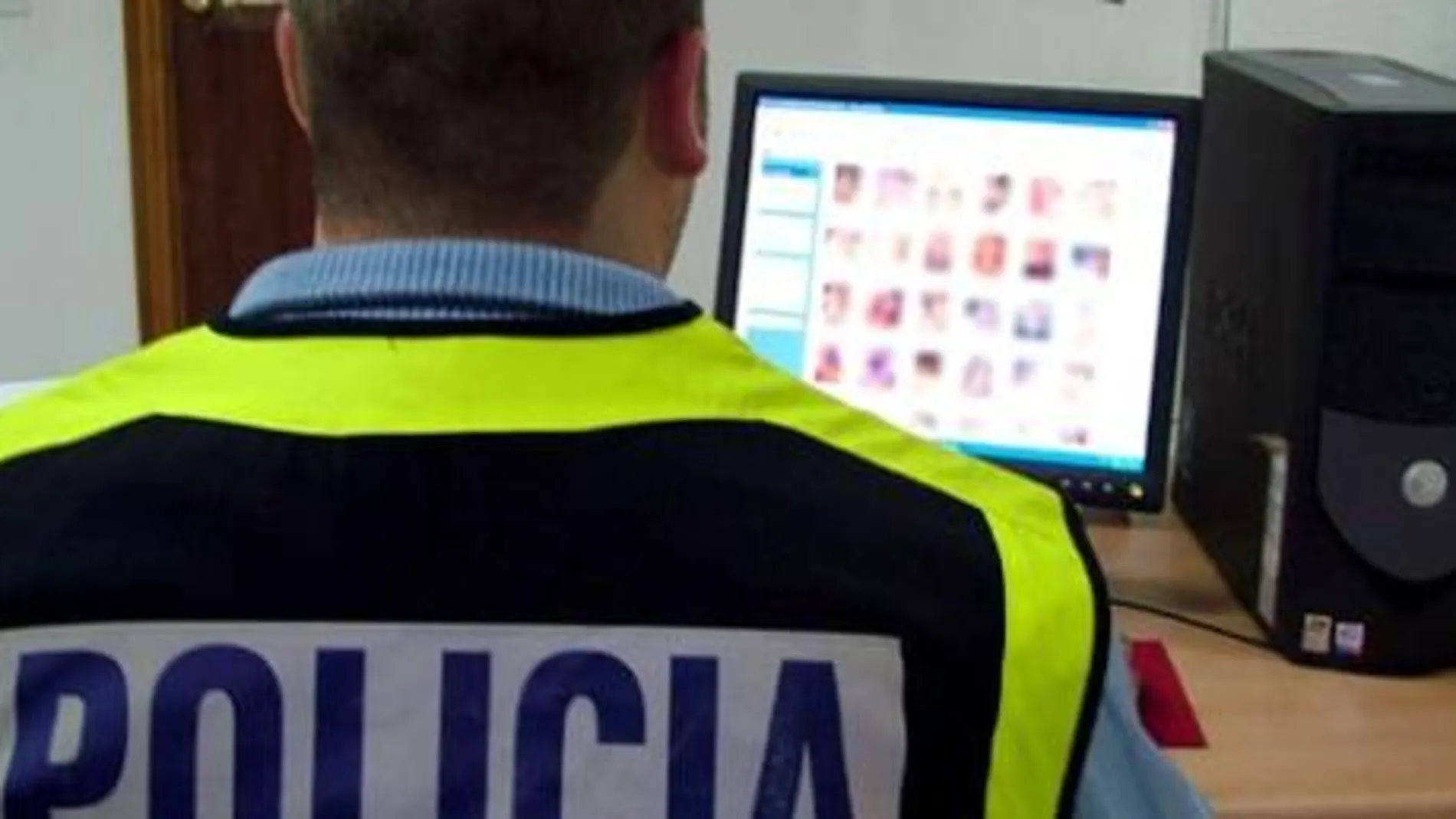 Un policía investiga el envío de pornografía infantil