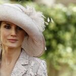 Imagen de Doña Letizia, con la pamela que cubría su cabeza