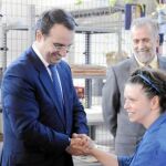 El alcalde, Daniel Ortiz, visita el Grupo Amás, premiado en la categoría de Institución