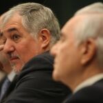 Cándido Conde-Pumpido (i), magistrado del Tribunal Constitucional y ex fiscal general del Estado