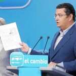 El secretario general del PP-A, Antonio Sanz, ayer, en la sede regional de su partido en Sevilla