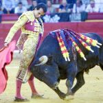 El torero pucelano, ya recuperado de sus molestias en la mano, templa un derechazo en Zaragoza