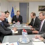 El presidente de la Región y del Comité de las Regiones, Ramón Luis Valcárcel, se reunió con el comisario de Política Regional de la Unión Europea, Johannes Hahn, ayer en Bruselas