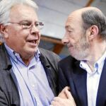 González abraza a Rubalcaba en un momento del mitin de ayer