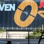 Sucursal bancaria con un anuncio de una hipoteca