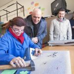 Jesús Julio Carnero y el alcalde de Peñafiel, Roberto Díez, junto a una de las discapacitadas en el nuevo piso tutelado