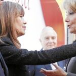 Esperanza Aguirre y la delegada del Gobierno, Dolores Carrión, el lunes, durante la celebración del día de la Constitución