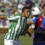 JEFFERSON MONTERO Y JAVI VENTA pugnan por el balón en un momento del choque de ayer en el Benito Villamarín