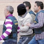 Joaquín Emilio, el asesino confeso de Avellaneda, fue abucheado en insultado por los vecinos en el traslado a la cárcel